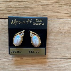 🆕 NWT Vintage Monet Clip Earrings